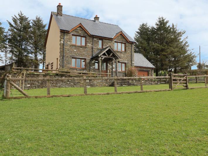 Cottage for 8 people, with garden, with pets in Powys