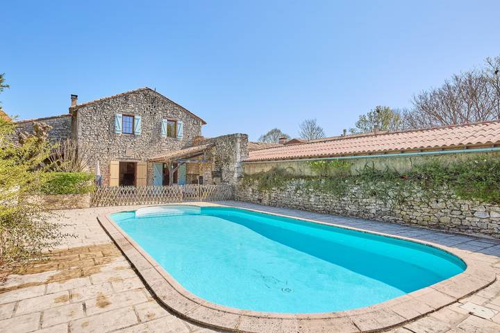 Location de vacances pour 6 personnes, avec Terrasse ainsi que Jardin et Piscine à Thénac