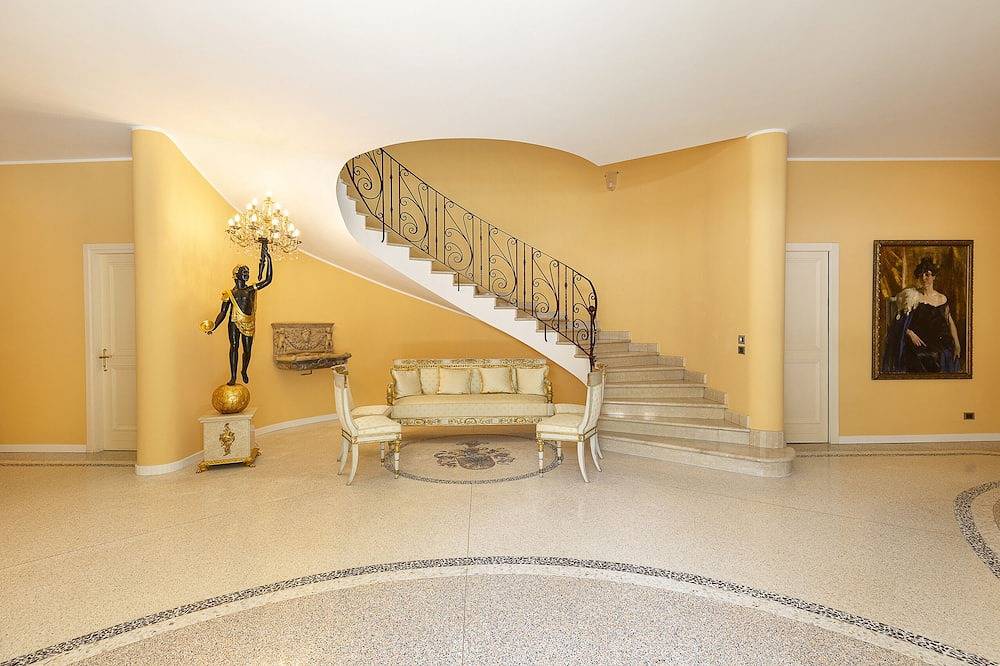 Elegante Villa mit Pool und Tennis direkt neben dem Stadtzentrum! Villa Virginia in Stresa, Comune di Stresa