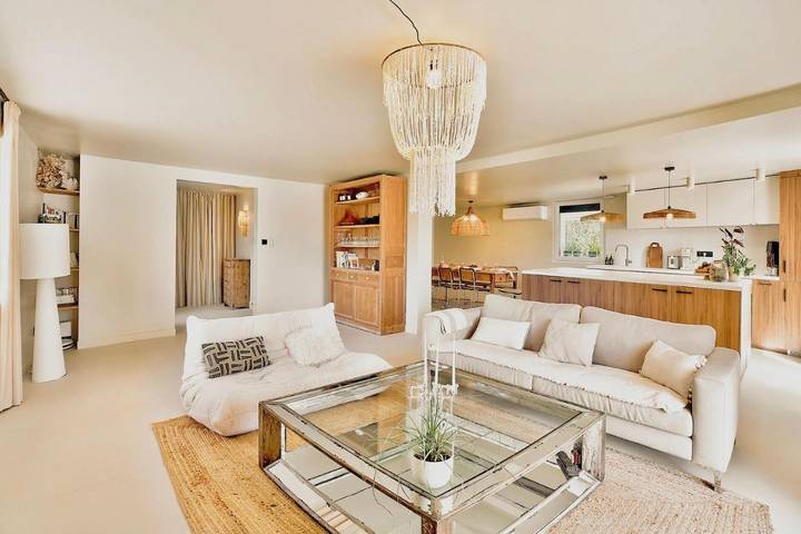 Location de vacances pour 8 personnes, avec jardin et balcon ainsi que piscine et vue à Limonest - 2