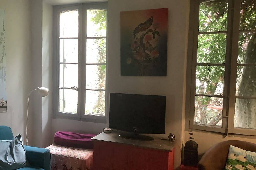 Something different—town house with south-facing roof terrace in Prades, Prades region