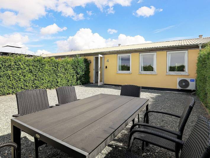 Ferielejlighed for 6 personer, med Terrasse og Have i Fåborg