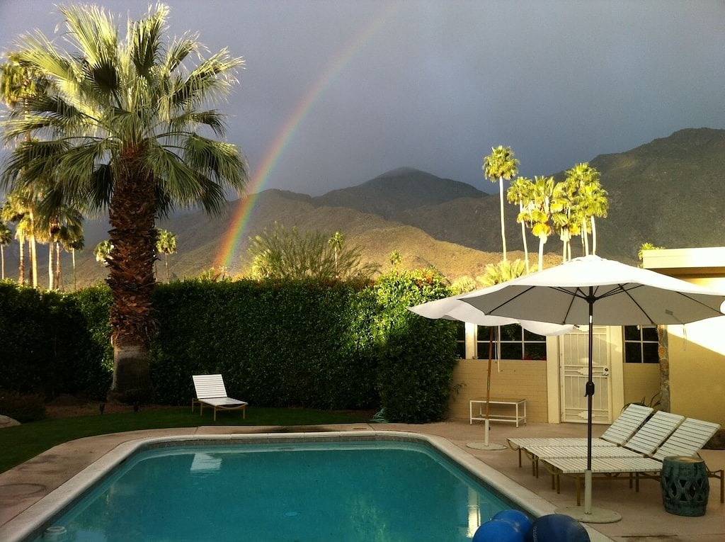 Perfekt! Abgeschieden Mid-Century Verbindung. 3 Betten / 3 Bäder Views! Whirlpool! Feuergrube! in Palm Springs, Coachella Valley