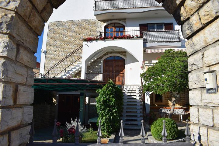 Ferienwohnung für 2 Personen, mit Balkon/Terrasse in Sveti Filip i Jakov