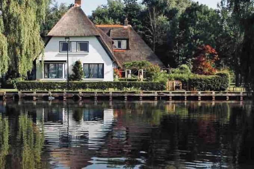 Stylish family home “De Kraggehof” in Nationalpark Weerribben-Wieden