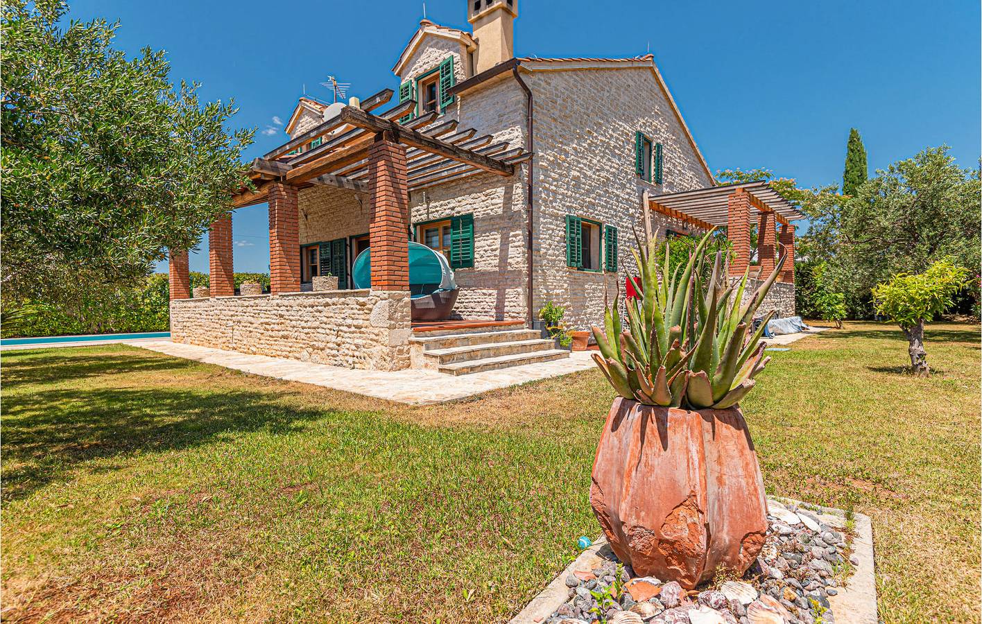 Charmantes Apartment, 2 km vom Strand entfernt: Gemütliches Apartment mit Pool und Terrasse in Vodice, Šibenik-Knin