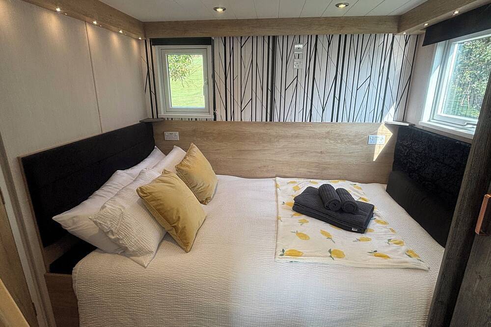 Petite Retreat - Lovely Pod with Hot Tub in Narberth, Pembrokeshire