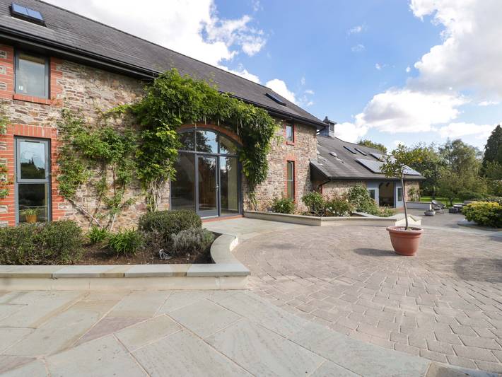 Cottage for 4 people, with Garden and Pool as well as Sauna in Cardiff