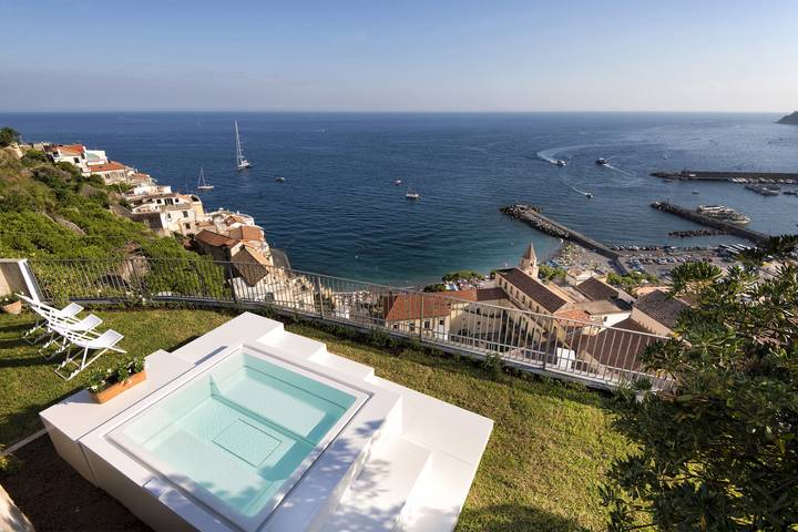 Amore Rentals - Palazzo della Storia con Jacuzzi, Vista Mare e Colazione in Spiaggia libera Amalfi (Amalfi), Amalfi