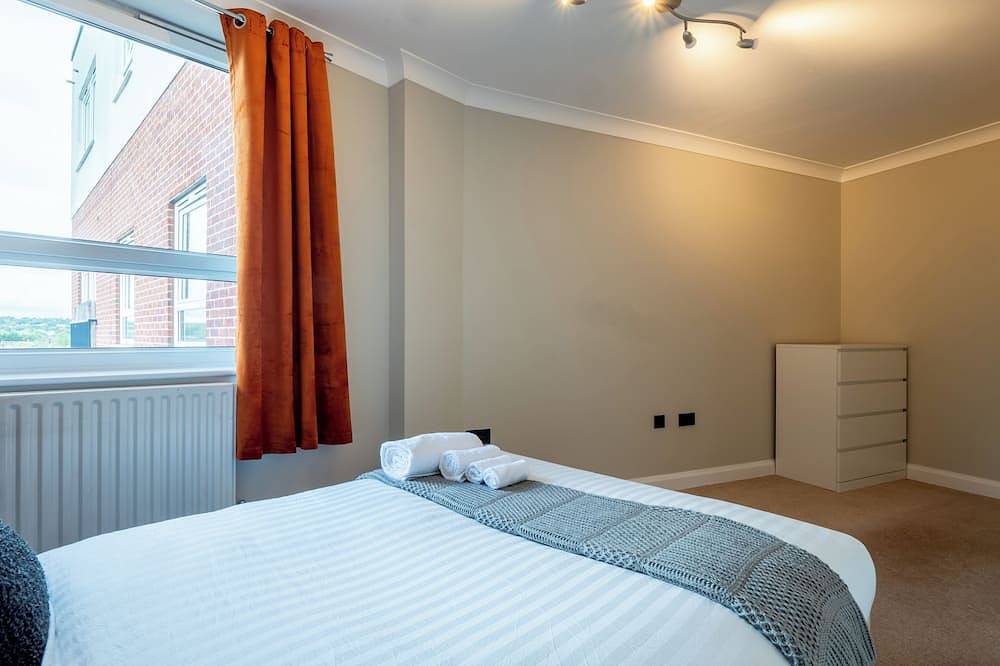 Entire apartment, Stylish 2-Bedroom Apartment Near New Malden Station in Kingston upon Thames, London