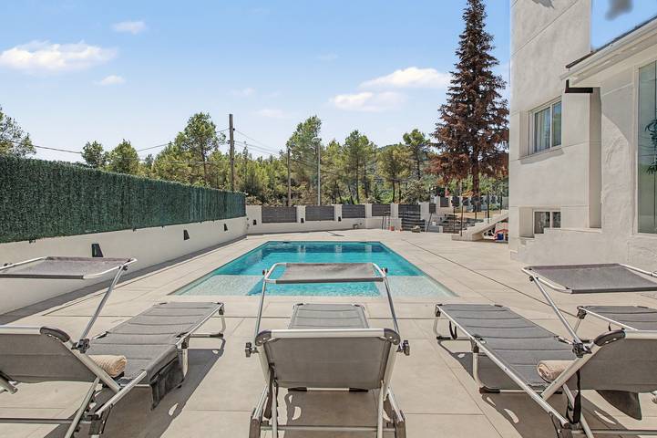 Chalet Casablanca-Mountain Retreat with Mountain Views, Wi-Fi and Air Conditioning in Corbera de Llobregat, Barcelona Inland