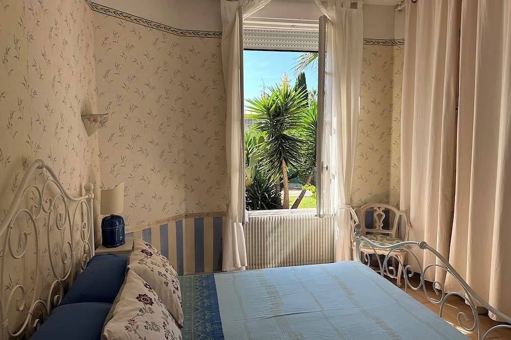 2 Schritte von den Stränden schöne Villa mit Garten in Antibes, Mittelmeerküste (Frankreich)