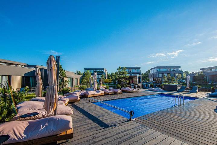 Apartament wakacyjny dla 3 osób, z taras i sauna oraz jacuzzi i basen w Litwa