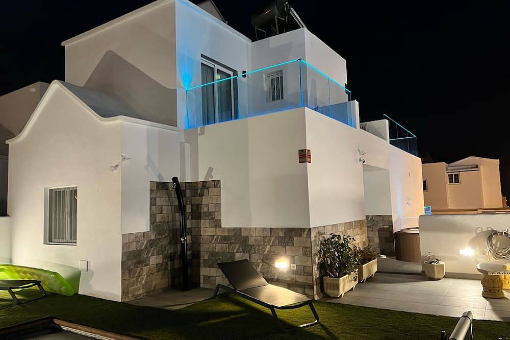 Villa et annexe avec piscine privée, terrasses extérieures spacieuses et Wifi. in Puerto del Carmen, Tías