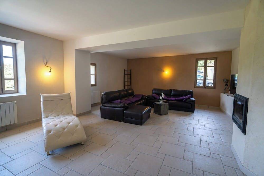 3.5-hectare private estate — heated pool, tennis and padel courts, sleeps 11 in Romans-sur-Isère, Región de Valence