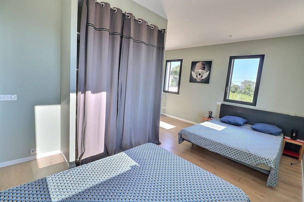 Villa Contemporaine Avec Piscine, au Coeur et au Calme du Vignoble in Bédarrides, Vaucluse