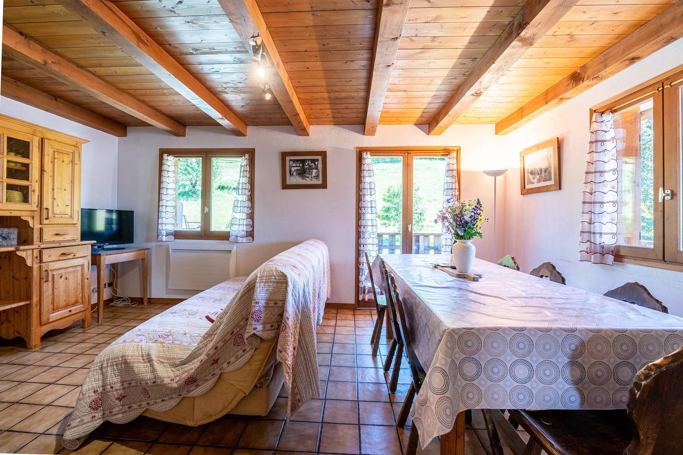 Appartement entier, Appartement 'Les Bouquetins,Piscine Et Aire Jeux' avec vue sur la montagne, jardin partagé et Wi-Fi in Crest-Voland, Région d'Albertville