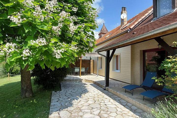 Gîte pour 5 personnes, avec terrasse ainsi que piscine et jardin