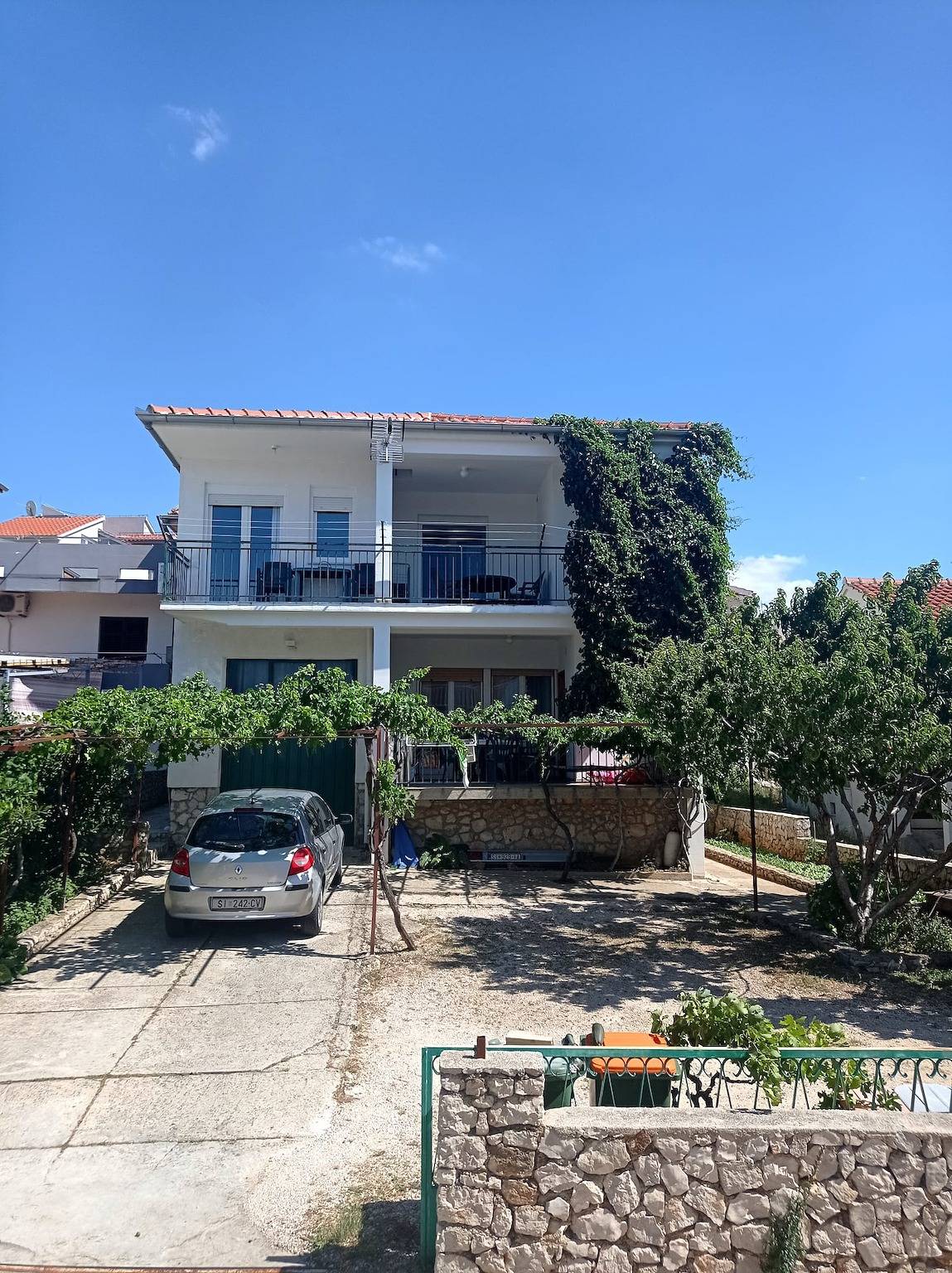 Ganze Wohnung, 2-Zimmer-Ferienwohnung mit Balkon und Meerblick Bilo, Primosten -b in Primosten, Šibenik-Knin