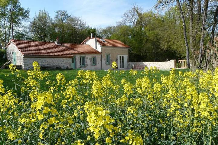 Gîte pour 4 personnes, avec Terrasse ainsi que Jardin et Piscine à Saint-Julien (Bourgogne)
