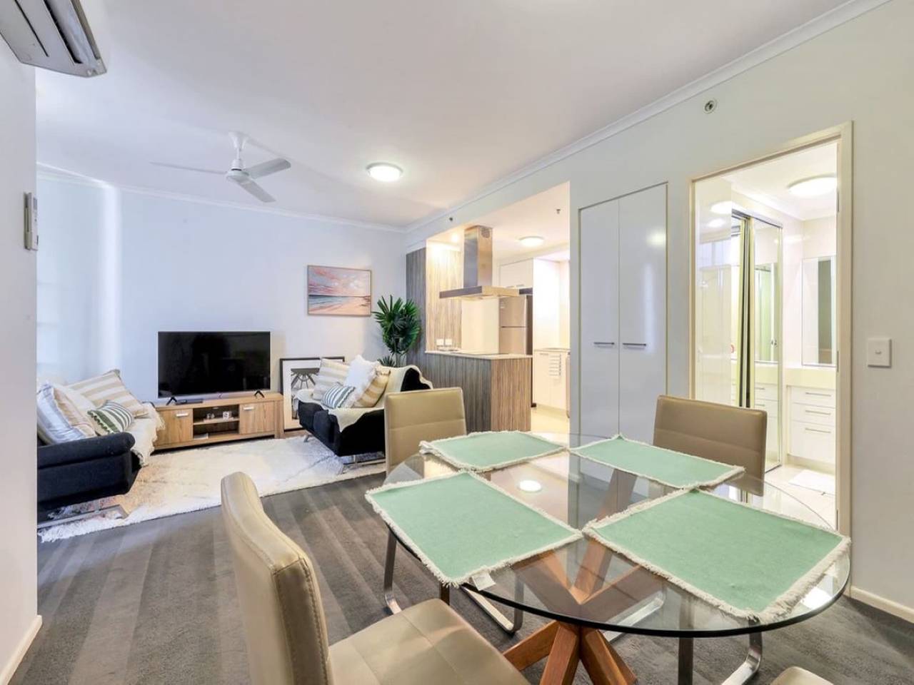 Entire apartment, Stylish 1-Bed Darwin City Stay with Balcony Views in Darwin City, Darwin