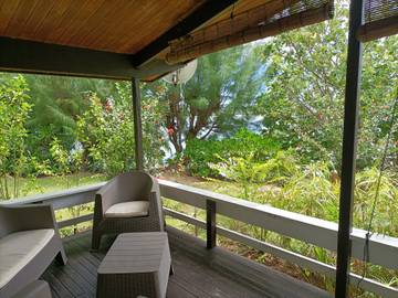 Gîte pour 2 personnes, avec balcon ainsi que vue sur l’océan et jardin, adapté aux familles dans Polynésie française