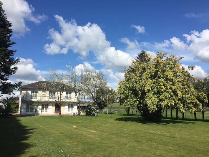 Gîte pour 12 personnes, avec piscine ainsi que jardin et terrasse, animaux acceptés à Sauvagnac