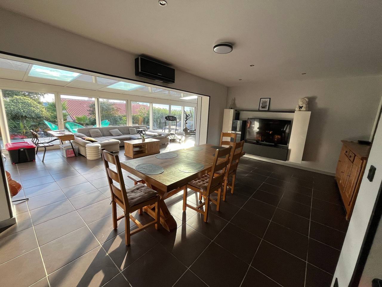 Spacious Villa Zena for 11 Guests Near Airport and Eurexpo in Saint-Bonnet-de-Mure, Rhône