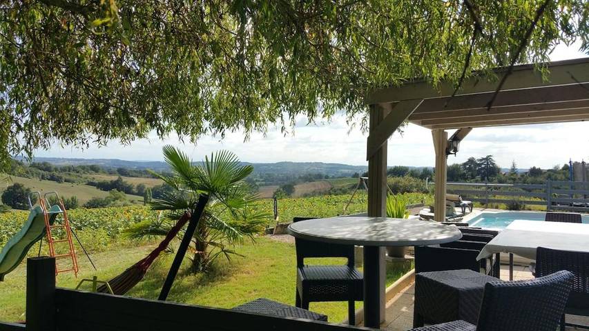 Location de vacances pour 8 personnes, avec jardin et piscine ainsi que vue et terrasse à Beaumarchés - 4