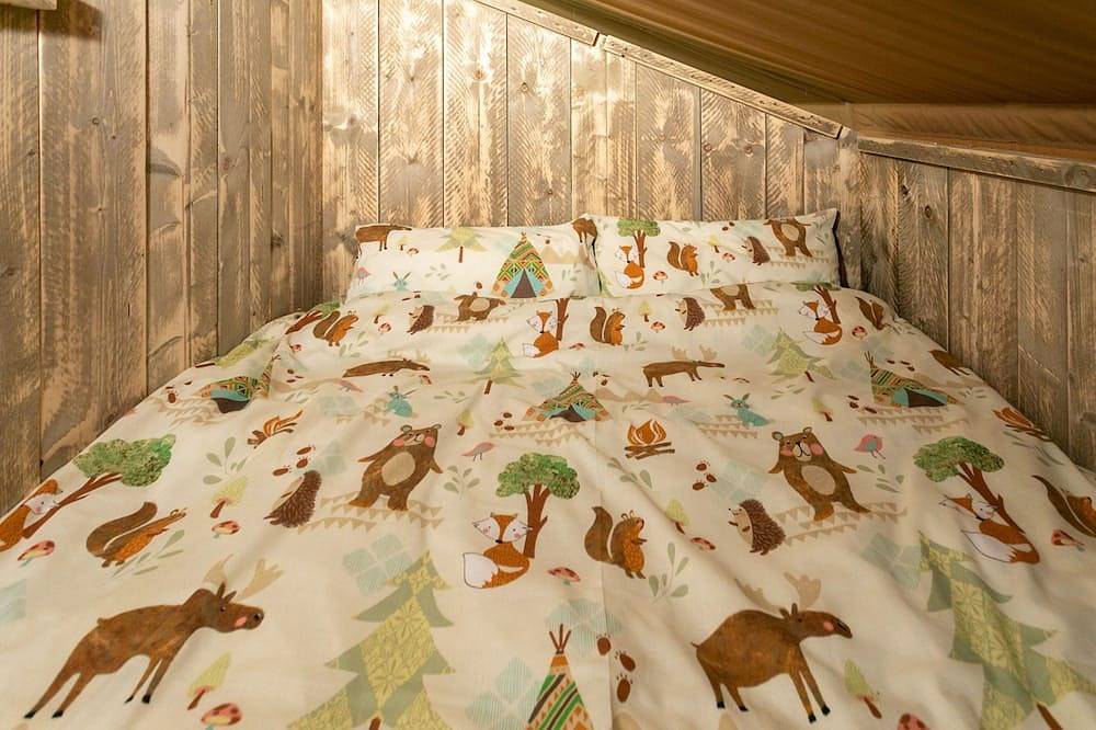 Maple Safari Tent, the perfect family and dog friendly glamping site, Devon in Tiverton, Devon