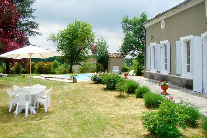 Location de vacances pour 8 personnes, avec jardin et piscine, animaux acceptés à Lalandusse