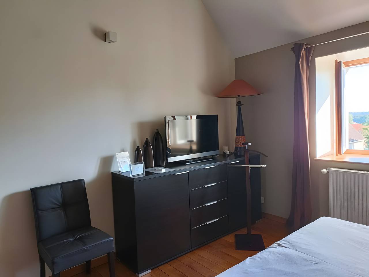 Guest Room "Chambre Chocolat" with Shared Pool, Shared Terrace and Wi-Fi in Beaumont-sur-Grosne, Chalon-sur-Saône region
