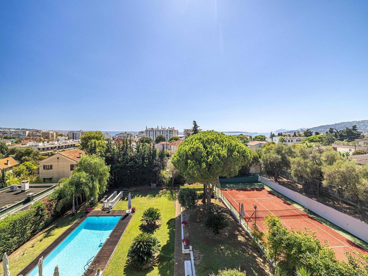 Villa met airconditioning, 8 slaapkamers en 15 slaapkamers, zwembad en tennisbaan – Antibes in Antibes, Middellandse Zeekust (Frankrijk)