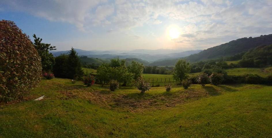Location de vacances pour 4 personnes, avec Balcon ainsi que Terrasse et Vue à Saint-Michel (Pyrénées-Atlantiques)