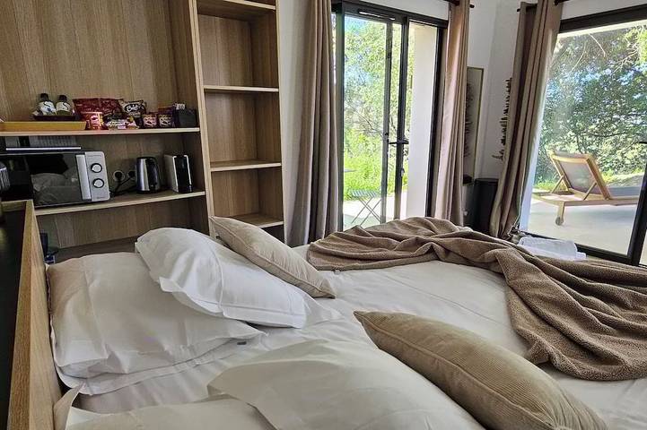 Gîte pour 2 personnes, avec terrasse ainsi que piscine et jardin à Olmiccia - 4