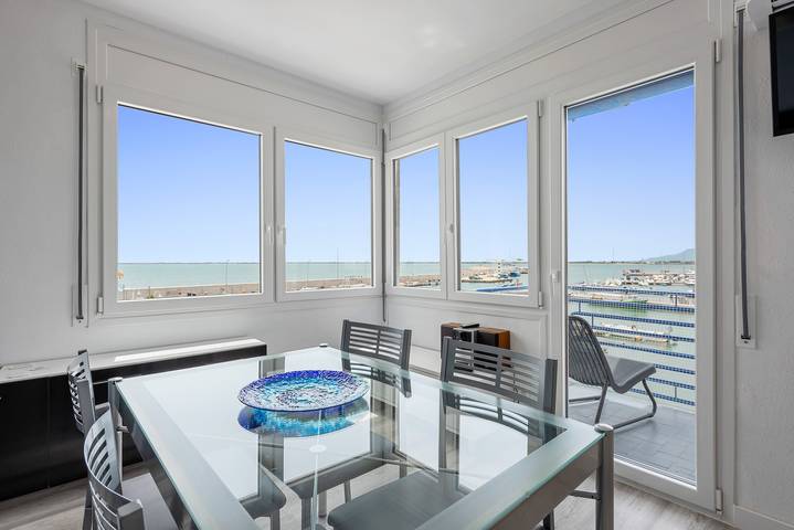 Apartamento entero, Apartamento 'Vora Port' con vistas al mar, Wi-Fi y aire acondicionado in Platja de les Avellanes (Terres de l'Ebre), La Ampolla
