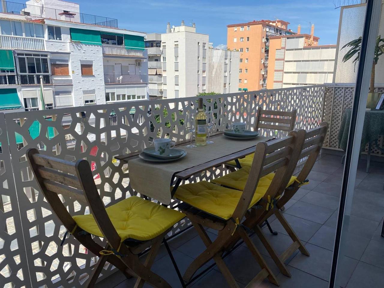 Entire apartment, Stunning 3Br Apartment in Torremolinos with Balcony Near Beaches and Plaza Andalucia in Torremolinos Centre, Torremolinos