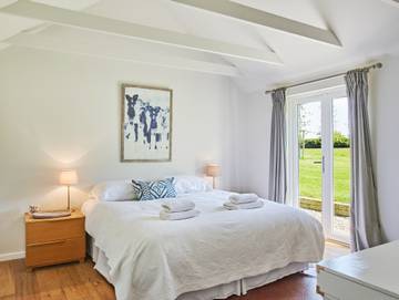 Log Cabin for 4 People in Birdham, West Sussex, Photo 3
