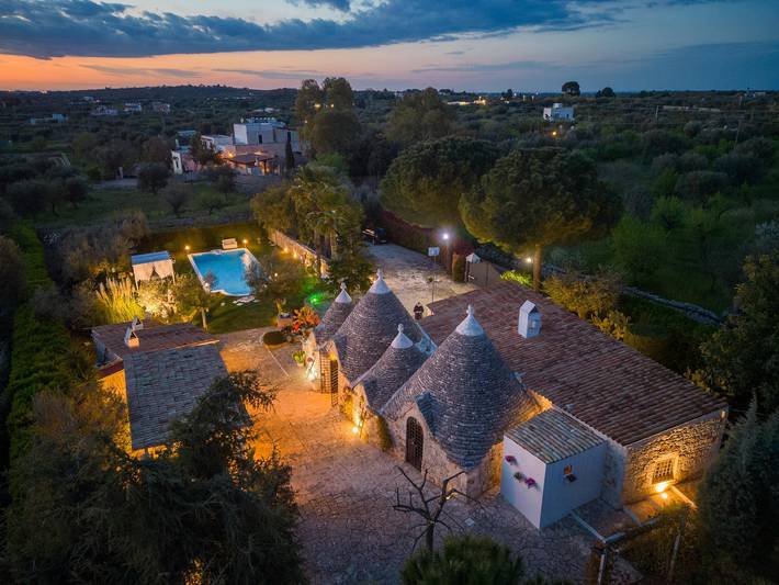 Trullo per 8 persone, con giardino, con animali domestici in Valle D'Itria