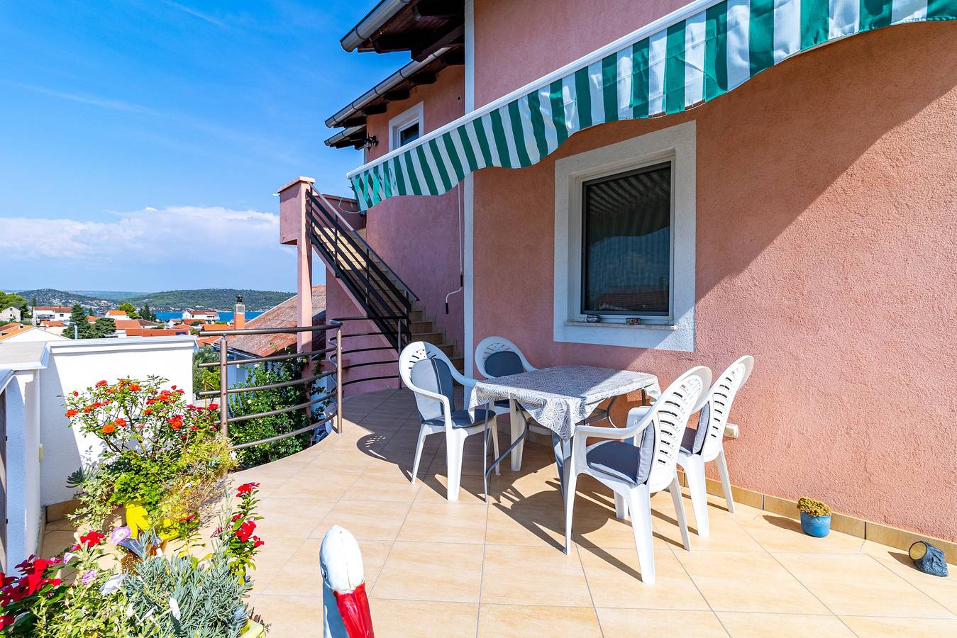 Ganze Wohnung, 2-Zimmer-Ferienwohnung mit Balkon und Meerblick Bilice, Krka A-13545-a in Bilice, Šibenik-Knin