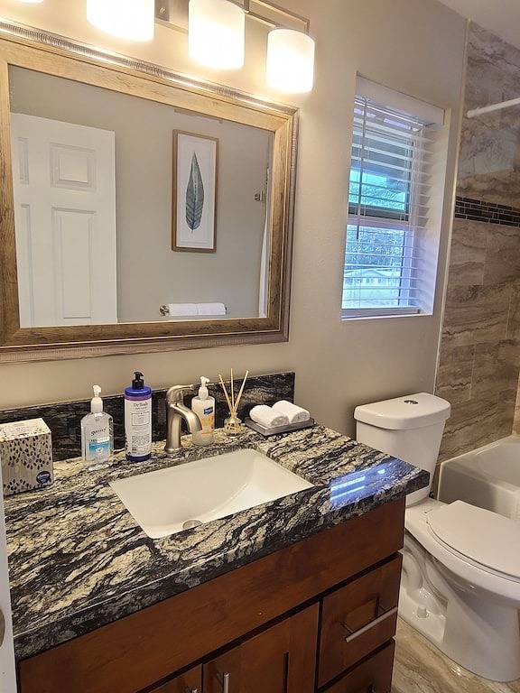 Cozy and Modern Style Studio with King Size Bed Free Laundry in Hpp in Hawaiian Paradise Park, East Puna