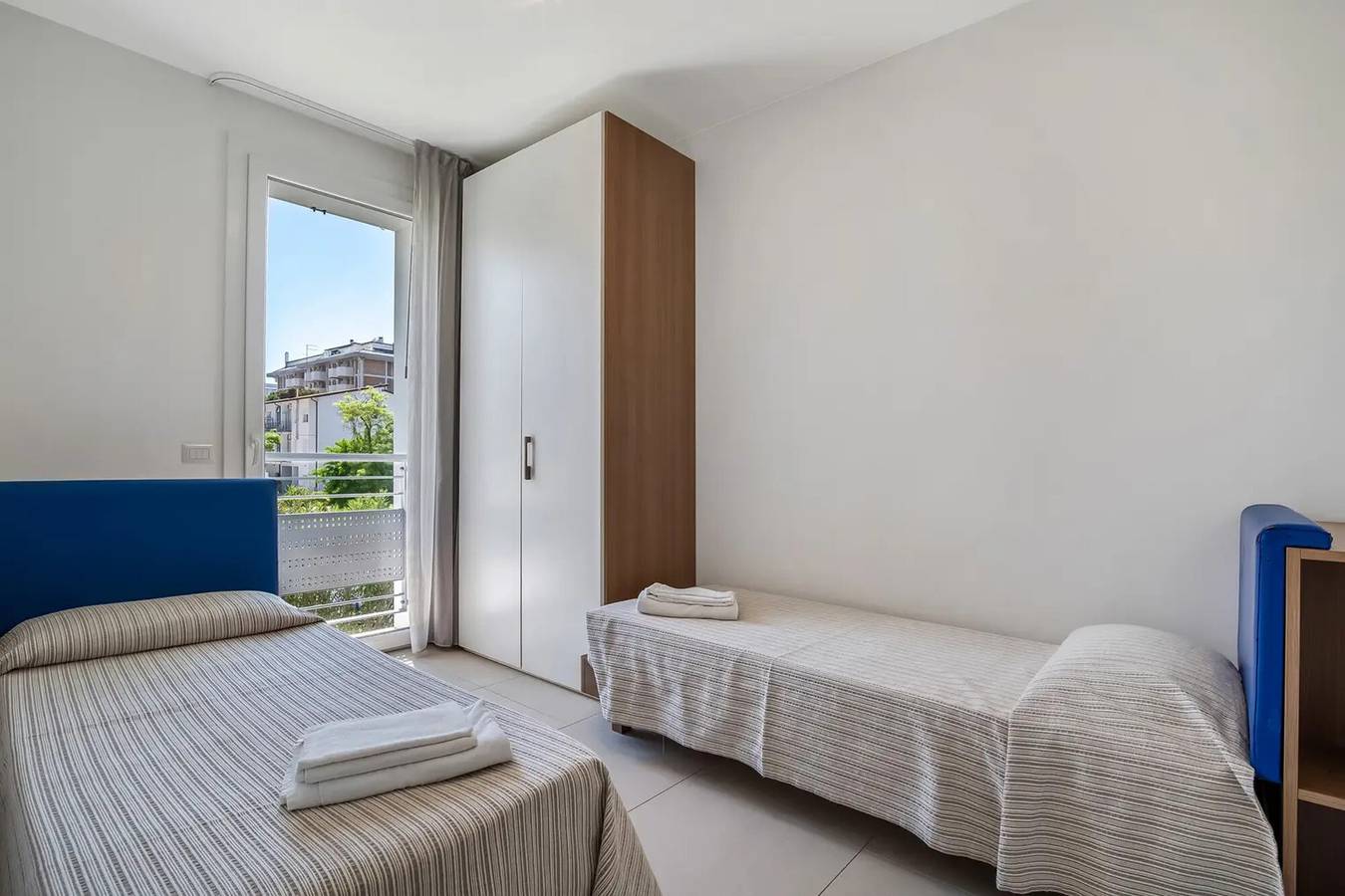 Ganze Wohnung, Ferienwohnung 'Blu Village' mit Gemeinschaftspool, privater Terrasse und Klimaanlage in Lido di Jesolo, Jesolo