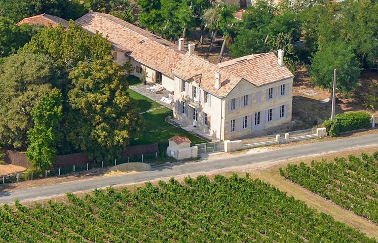 Gîte pour 8 personnes, avec piscine et terrasse ainsi que jacuzzi et jardin à Saint-Christoly-Médoc