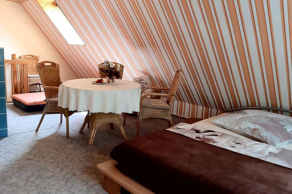 Ganze Wohnung, Kleine Ferienwohnung mit Dachterrasse in idyllischer Dorfrandlage für 2 Gäste in Gülzow-Prüzen, Mecklenburgische Seenplatte
