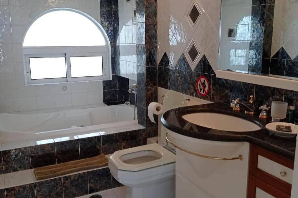 Beautiful Tuscan Villa with pool amongst the vineyards and olive trees. in Korinthia