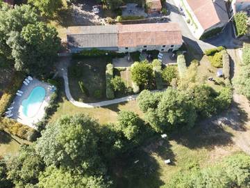 Gîte pour 18 personnes, avec piscine ainsi que terrasse et jardin, animaux acceptés en Charente-Maritime