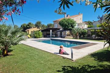 Gîte pour 5 personnes, avec piscine ainsi que jardin et balcon à Saint-Mitre-les-Remparts