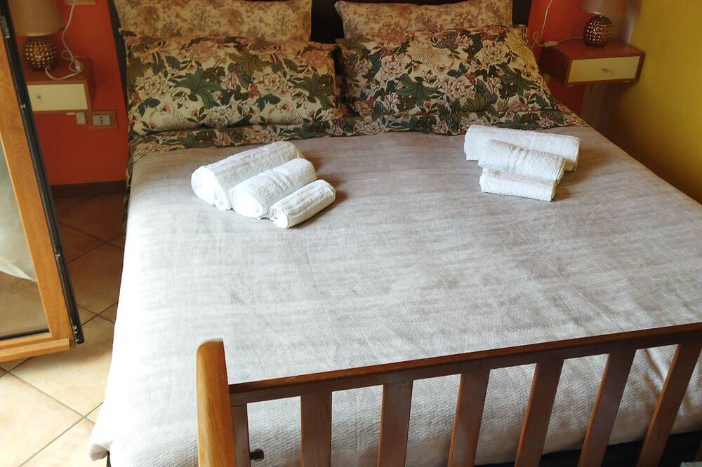 Spacious accommodation a stone's throw from Lake Orta in Pettenasco, Gemeente Pettenasco