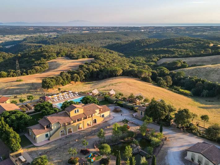 Ferienwohnung für 8 Personen, mit Terrasse und Ausblick sowie Garten, mit Haustier in Riparbella