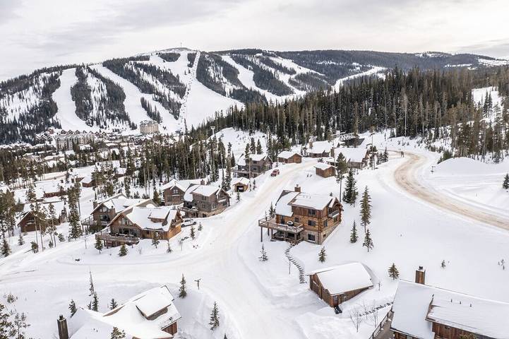 Vacation rental for 12 people, with balcony and hot tub in Big Sky